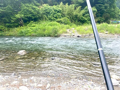 最初に入ったポイント。大きな石の奥にオトリを運ぶ
