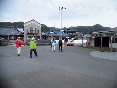 釣人は竿だけ持って船着場まで徒歩3分