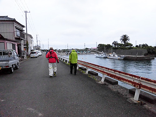 乗船場所は駐車場の対岸にあるスロープから