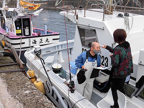 釣座で検温と乗船名簿の記入