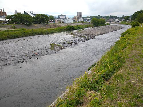 諏訪東部漁協前の流れ（上流側）