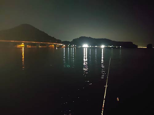 日が落ちて明暗が効いてきた漁港