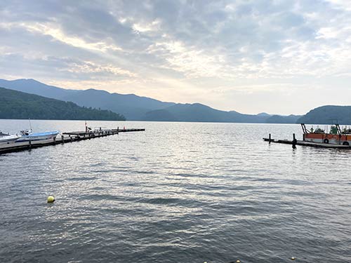 朝の野尻湖湖畔