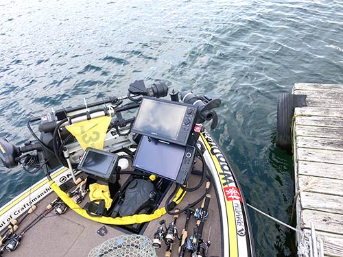 ライブスコープ含め、フロントデッキに魚探3台!