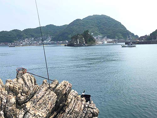 間元港の波止が見える場所に釣り座を構える