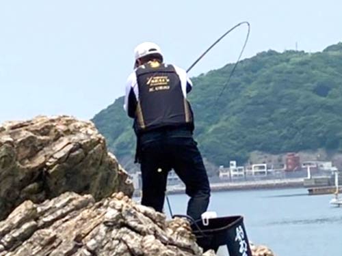 スーッとラインが走る……強烈な引きが