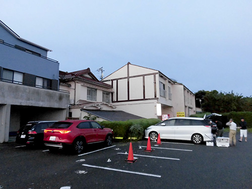 船宿前に駐車場。白の看板が見える