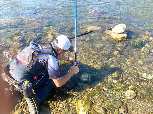 釣れない私を見かねて教えに来てくれた優しきアニキ