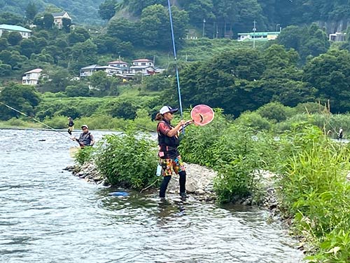 上流でも良い引きのアユが掛かった