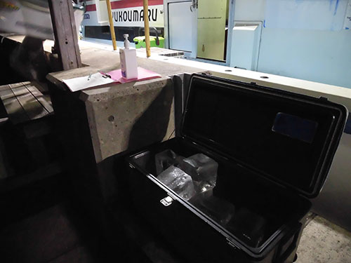 乗船名簿に記入して、氷をクーラーへ