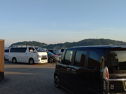 駐車場所は門を入ると案内される
