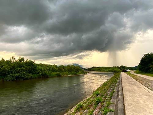 天候は不安定帰る頃には雨柱が迫ってきていた