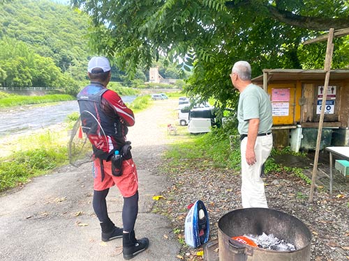 オトリ屋のおじちゃんは「昨日は入れ掛かりだったよな~」