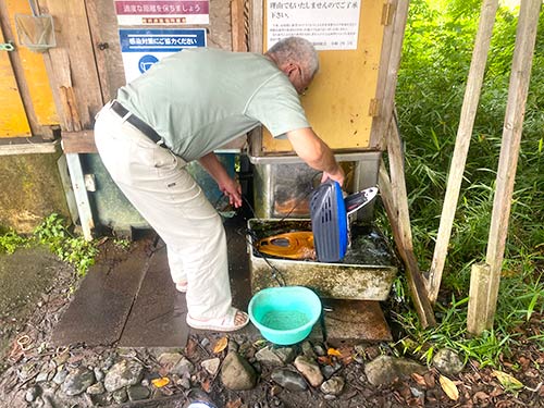 オトリ屋のおじちゃんが曳き舟に水も汲んでくれた