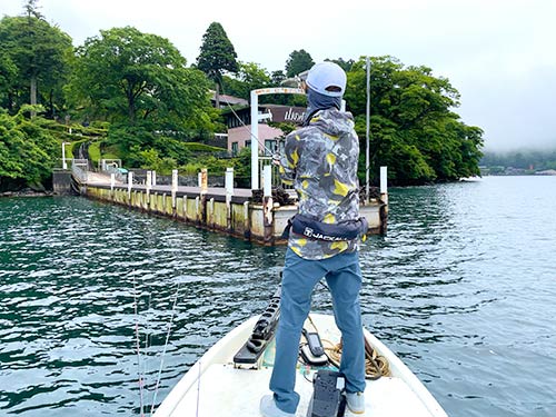 木陰には水が無く、桟橋には魚影が無い