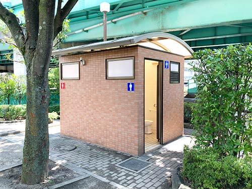 近くの公園にトイレもある