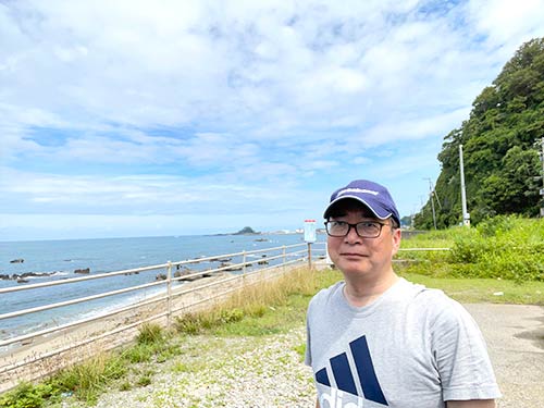 後方の岬が山形県の鼠ヶ関