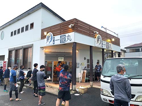 『一俊丸』は、まず公式ホームページが秀逸で、リアルタイムの予約状況もわかりやすく、その他の知りたい情報がすぐに開ける。駐車場、受付、釣り座の抽選、乗船など、現場での流れもスムーズで、初めての人が一人で行ってもストレスなく釣りを楽しめる船宿だ。