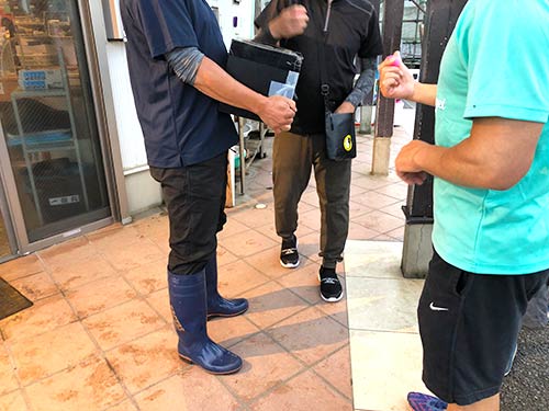 箱の中のピンポン玉を掴む方式のくじ引きによって、席取りの順番を決めます。この日の僕は、なんと過去最高の6番を引き当てました! この玉は、ドラゴンボールに見えました。この日出てきた中で3番目に若い番号だったので、僕は3番目に選ぶ権利を獲得。右舷ミヨシ(船首)から2番目をゲット!