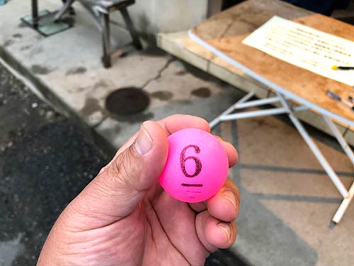 これが引き当てたピンポン玉。一瞬、「9番か?」と思ったが、すぐに6番だとわかって、ひとり小躍りした。