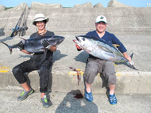 5年前、初めてキハダマグロ釣りに行ったときの思い出写真。この時は、4人で行って2人釣れたので、簡単に釣れる魚だと勘違いした。