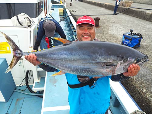 苦節5年、ついに仕留めたキハダマグロ! 20.9kg。これは港に戻ってから撮影してもらった。