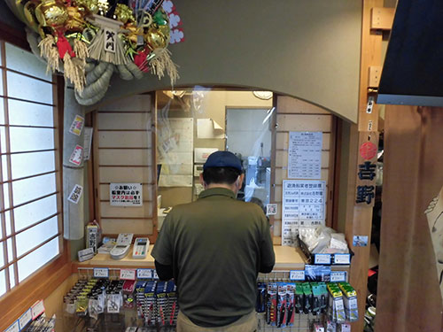 店舗奥のカウンターで受け付け
