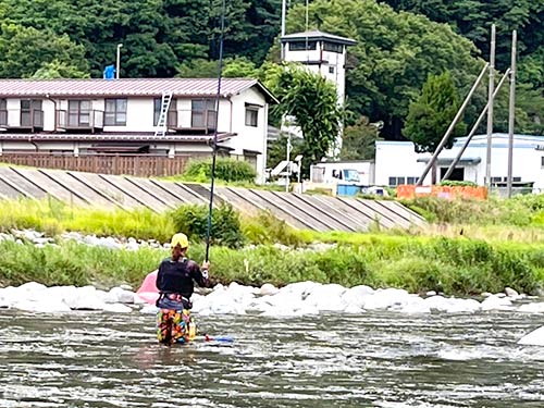 流れの中できたアユは竿をしならせた