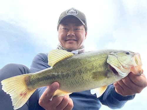 沖目のストラクチャーで40cm近いバスをキャッチ