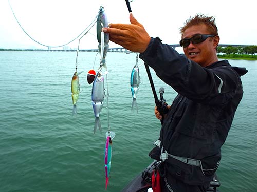 浸水したクラッシュをアラバマリグ化。「釣れるルアーを集めれば絶対釣れるでしょ」(栗田)