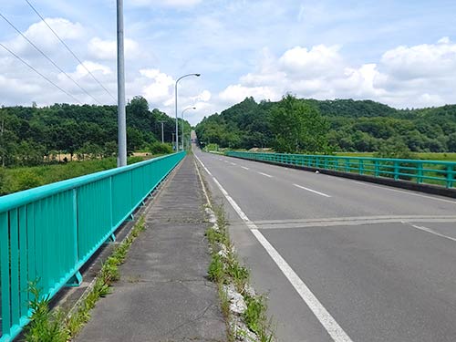 橋は意外と長い。エントリーするのは右岸か左岸か、川を充分に眺めて見極めよう個人的には右岸が歩きやすくオススメ