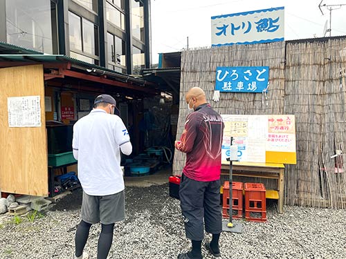 友人と待ち合わせてオトリ購入と情報取集