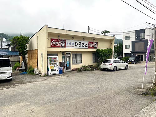 オトリ屋さんの隣では定食屋もやってますよ~!