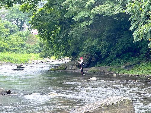 友人は私の上流へ。木が多く釣りづらいポイントだ!