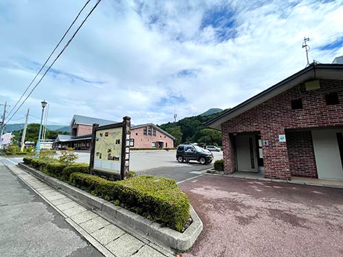 駐車場には綺麗な公衆トイレも完備され安心して釣りが楽しめそう。