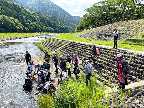 それぞれオトリアユを曳舟に入れて貰い、いざポイントへ