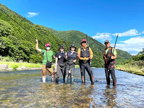 一日目を終え釣り仲間で晴れやかな1枚