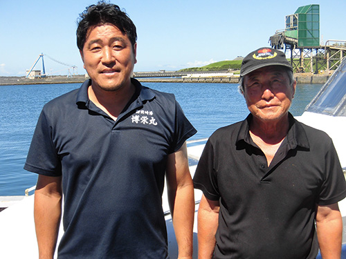 大澤洋輔船長(左)と上乗り役の大船長(右)