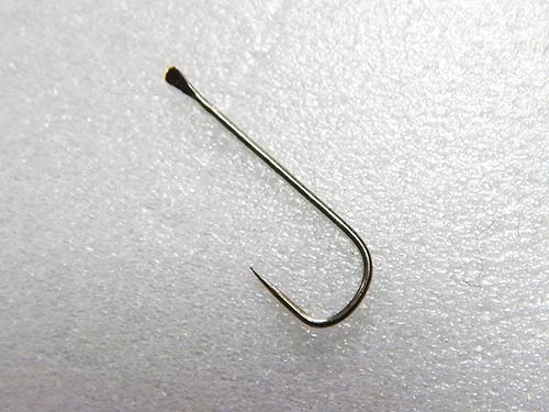 アユ用逆さバリ、“返し”がないのでリリースしやすい。ただ餌持ちは悪いのでチモトまで餌をこきあげる