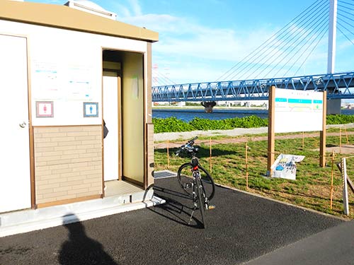 清砂橋下流『水彩公園』。トイレと水場もありとても便利