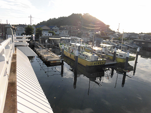 『新修丸』は夕照橋を金沢八景側から野島に渡ってすぐ右