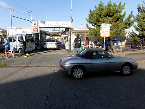 『新修丸』前に車を停めて荷物を下ろす