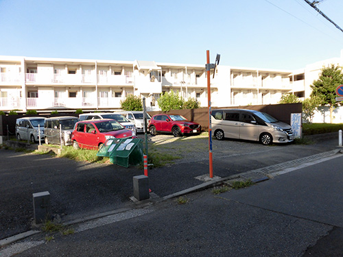 車はスタッフの案内で駐車場に移動
