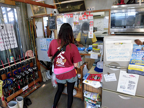 徒歩で戻り店舗内でまず受け付け