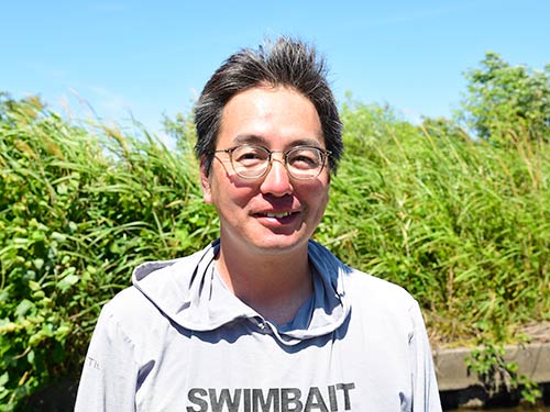 澤井昌之(さわい・まさゆき)
京都府生まれ、滋賀県在住。琵琶湖のパワースポット、Fish! tackle shopの店長。若い頃から琵琶湖の有名プロショップの店長を務め、量販店も経験し、自らオーナー店舗を開業した。木村建太氏、山田祐五氏などを世に出したキーマン。元々ひさの屋の常連だったりもする。