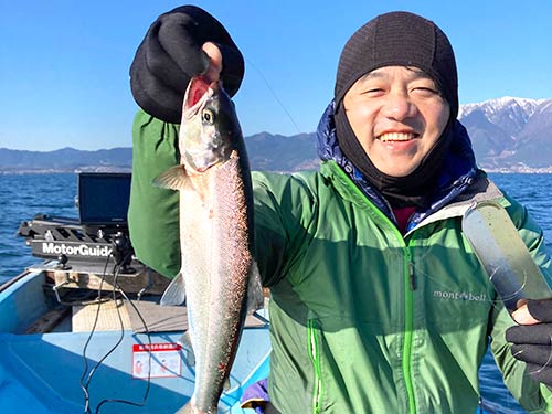 初めてのビワマス。地形からなんとなく生息場所を想像し(当てずっぽうともいう)、トローリングで遭遇することができた。