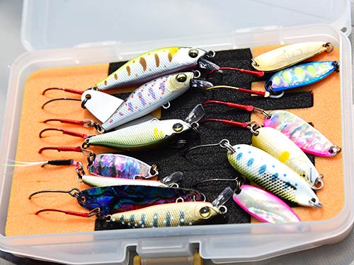 ビワマス用のルアー。本流用スプーン、レイクトローリング用スプーン、ミノーなどを使用。アワビ貼りが効く?