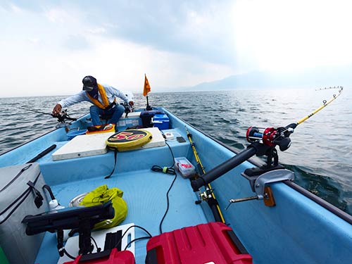 琵琶湖のど真ん中、エンジンでゆっくりと水深40~80mくらいのエリアを流し、なにもない中層にルアーを漂わせる。
