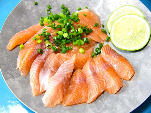 ビワマスは釣るだけでなく、食べるところまで楽しめる。最初はぜひ刺身を試して欲しい。