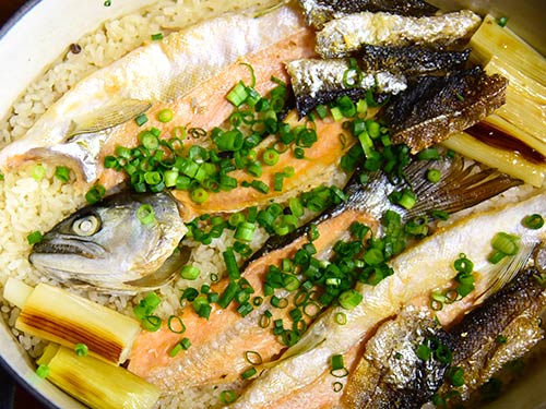 刺身にして残ったアラや皮は、炙ってから炊き込みご飯にすると絶品である。